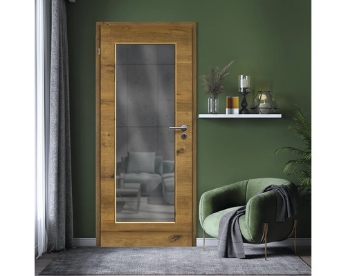 Porte intérieure avec insert en verre dans un cadre en bois dans une pièce claire et spacieuse