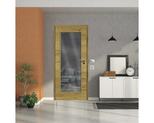 Porte intérieure en bois avec insert en verre dans une pièce lumineuse.