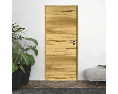 Porte en bois avec poignée dans un intérieur moderne