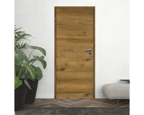Porte en bois avec poignée de porte dans une pièce