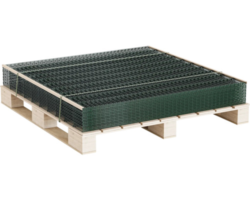 Stapel grüne Zaunelemente auf einer Holzpalette