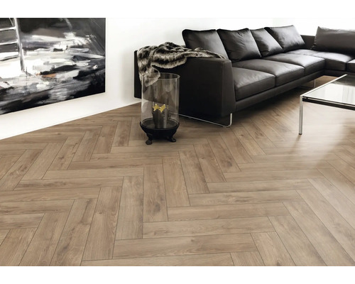 Salon avec parquet à chevrons et canapé en cuir