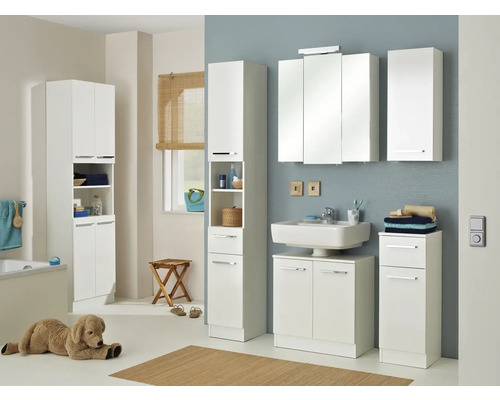 Badezimmer mit weißen Badmöbeln, Waschbecken, Spiegelschrank und Handtüchern.