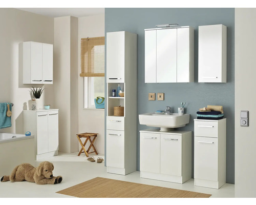 Badezimmer mit weißen Badmöbeln wie Waschtischunterschrank, Hängeschrank, Spiegelschrank und Hochschrank