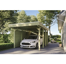 Holzcarport mit Auto auf gepflastertem Hof