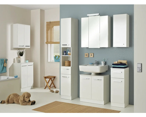 Badezimmer mit weißen Badmöbeln wie Waschtischunterschrank, Hochschrank, Spiegelschrank und Hängeschrank