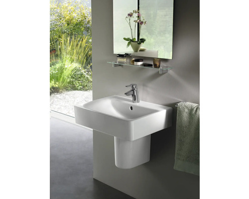 Modernes Badezimmer mit weißem Waschbecken, Armatur, Spiegel und Handtuchhalter.