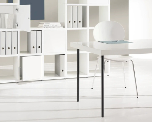 Büro mit Regalsystem, Schreibtisch und Stuhl