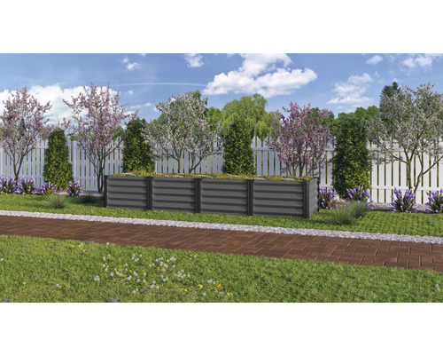 Garten mit Hochbeet aus Metall, umgeben von Blumen und Pflanzen