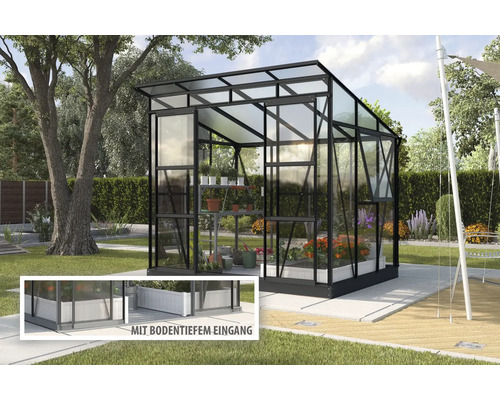 Gewächshaus mit Regalen und bodentiefer Eingangstür im Garten