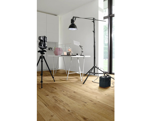 Fotostudio mit Kamera, Beleuchtung und Holzboden