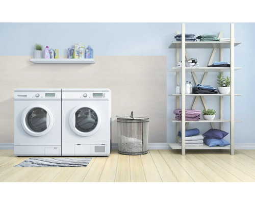 Buanderie avec lave-linge, sèche-linge, étagère et panier à linge