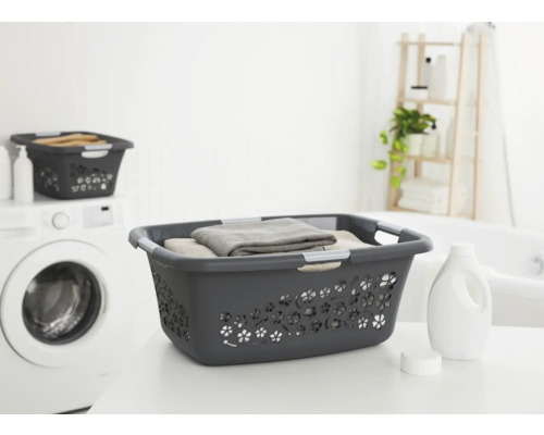 Panier à linge en plastique avec linge dans la salle de bain