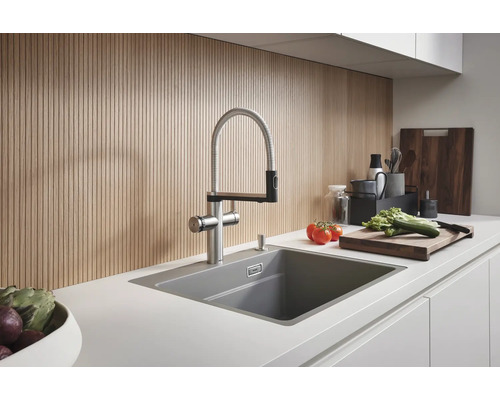 Scène de cuisine avec évier, robinet et aliments sur le plan de travail