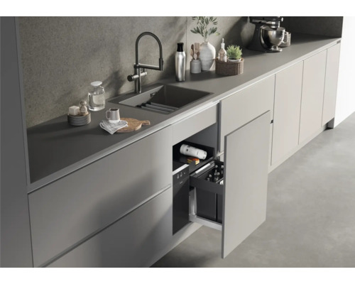 Küchenzeile mit Spüle, Armatur und Auszug