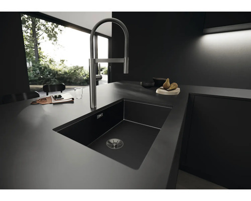 Évier avec robinet dans une cuisine moderne.