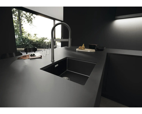 Spüle mit Armatur in einer modernen Küche