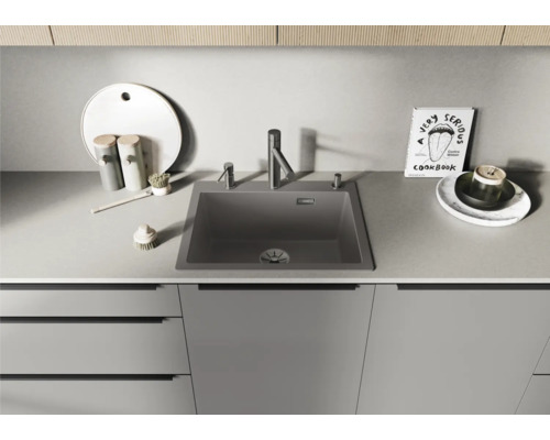 Évier de cuisine avec robinet sur un comptoir de cuisine