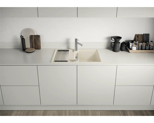 Cuisine intégrée avec évier et égouttoir