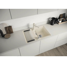 Küchenspüle mit Abtropffläche, Wasserhahn und Zubehör auf einer Küchentheke
