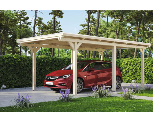 Abri de voiture en bois avec voiture dans le jardin