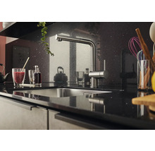 Évier de cuisine avec robinet dans une cuisine moderne.