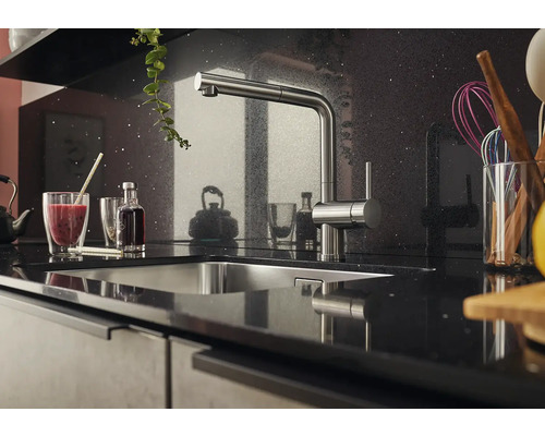 Évier de cuisine avec robinet dans une cuisine moderne.