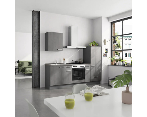 Moderne Küche mit grauen Schränken, Dunstabzugshaube und Elektroherd in heller Wohnung.