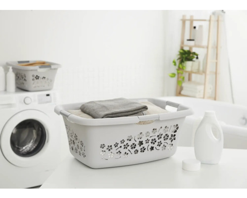 Wäschekorb aus Kunststoff mit Wäsche im Badezimmer