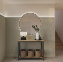 Flur mit Spiegel, Lampe, Kommode und Körben.