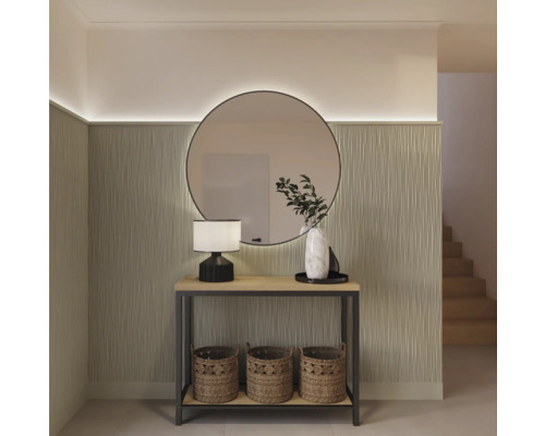 Couloir avec miroir, lampe, commode et paniers.