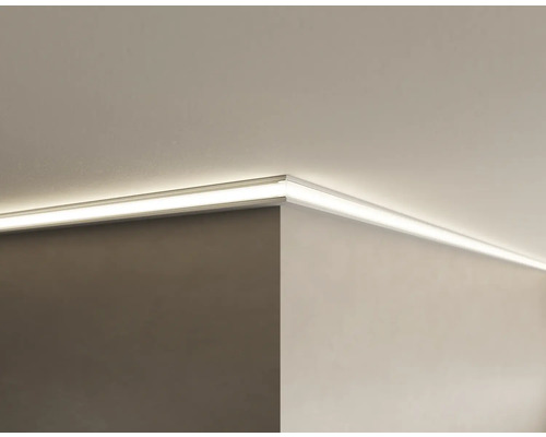 Vue d''angle d''un plafond avec éclairage de moulure à LED