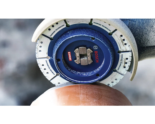 Bosch Logo Diamanttrennscheibe für Winkelschleifer im Einsatz