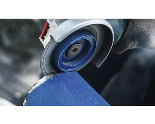 Eine Trennscheibe schneidet ein Werkstück.