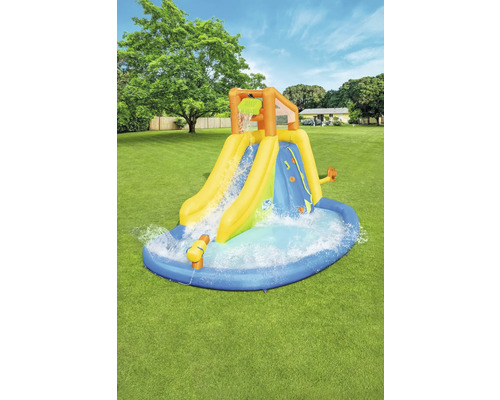 Aufblasbare Wasserrutsche mit Pool im Garten.