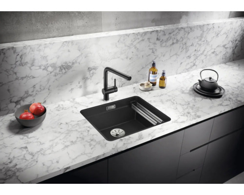 Küchenspüle aus Silgranit mit Abtropffläche und Mischbatterie auf einer Arbeitsplatte