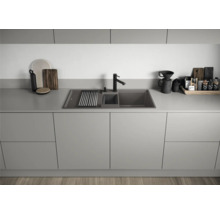 Küchenspüle aus Granit mit Abtropffläche und Spültischarmatur auf einer Küchentheke