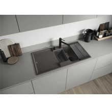 Évier avec égouttoir, robinetterie et accessoires dans une cuisine moderne.