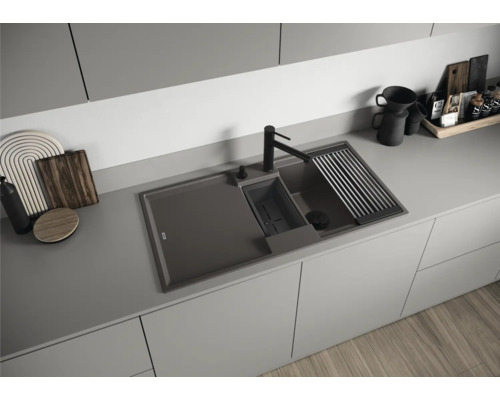 Évier avec égouttoir, robinetterie et accessoires dans une cuisine moderne.