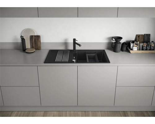 Spüle in einer modernen Küche mit grauen Schränken