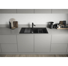 Moderne Küchenspüle mit Abtropffläche und Armatur in einer hellen Küche