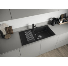 Küchenspüle mit Abtropffläche und Wasserhahn in einer modernen Küche