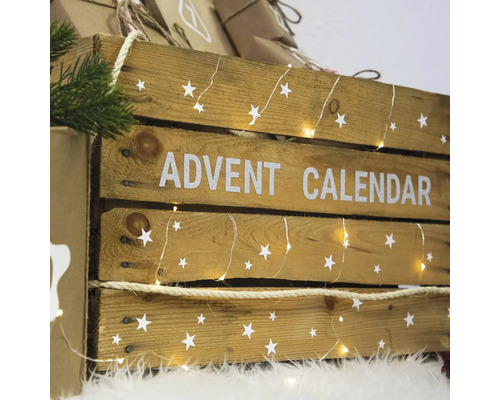 Holzkiste als Adventskalender mit Sternen und Lichterkette