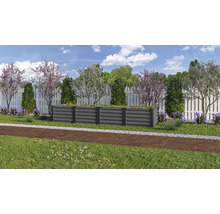 Garten mit Hochbeet aus Metall, umgeben von Bäumen und einem weißen Zaun