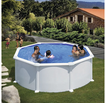 Famille se baignant dans une piscine hors-sol en acier dans le jardin