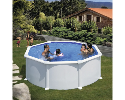 Famille se baignant dans une piscine hors-sol en acier dans le jardin