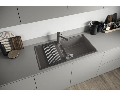 Küchenszene mit Spüle, Abtropfgestell und Armatur in einer modernen Küchenumgebung.