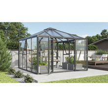 Gewächshaus mit Regalen und Pflanzen im Garten