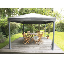 Gartenszene mit Pavillon, Gartentisch und Stühlen auf einer Holzterrasse