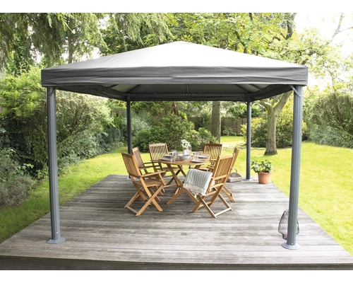 Gartenszene mit Pavillon, Gartentisch und Stühlen auf einer Holzterrasse